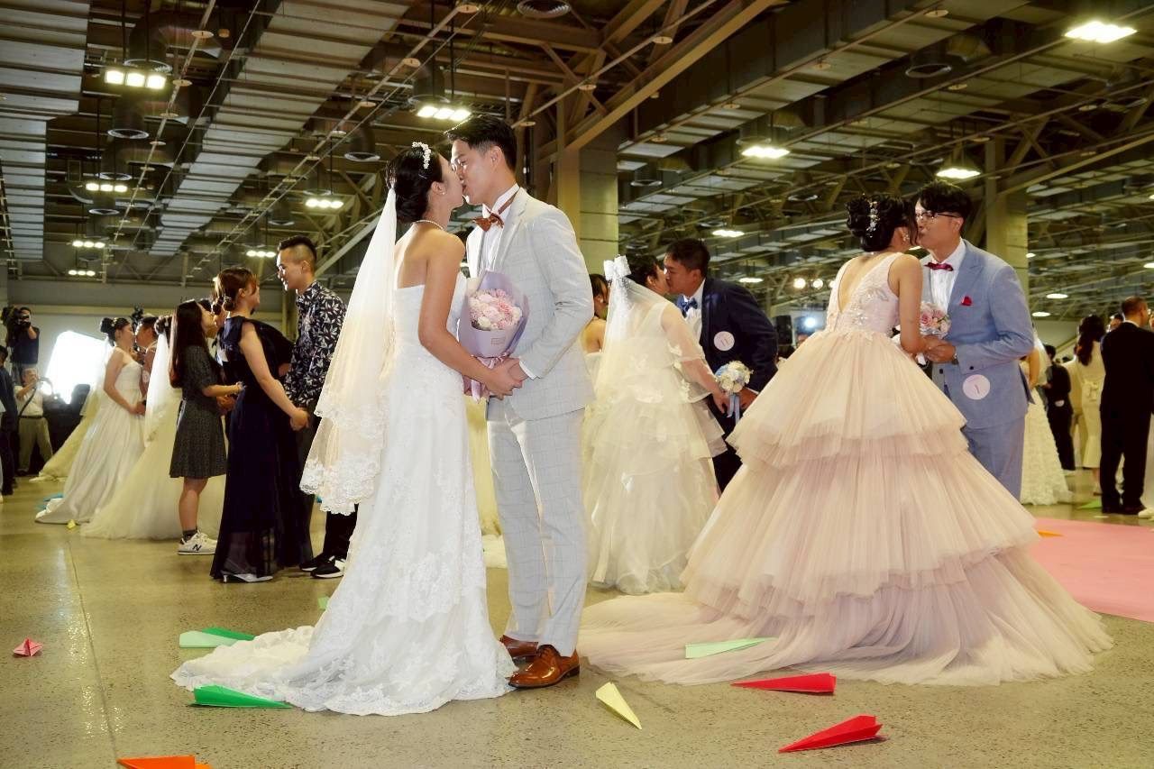 幸福破表！蔣萬安證婚　北市聯合婚禮114對新人互許終身