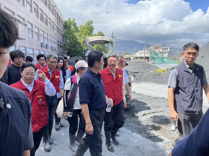 卓榮泰花蓮勘災　與徐榛蔚、傅崐萁討論善後　大批志工從全台湧入
