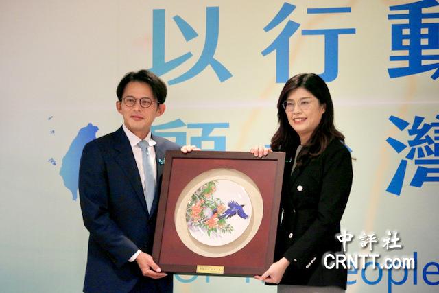 鄭麗文、黃國昌互贈禮品　釋放藍白合密碼