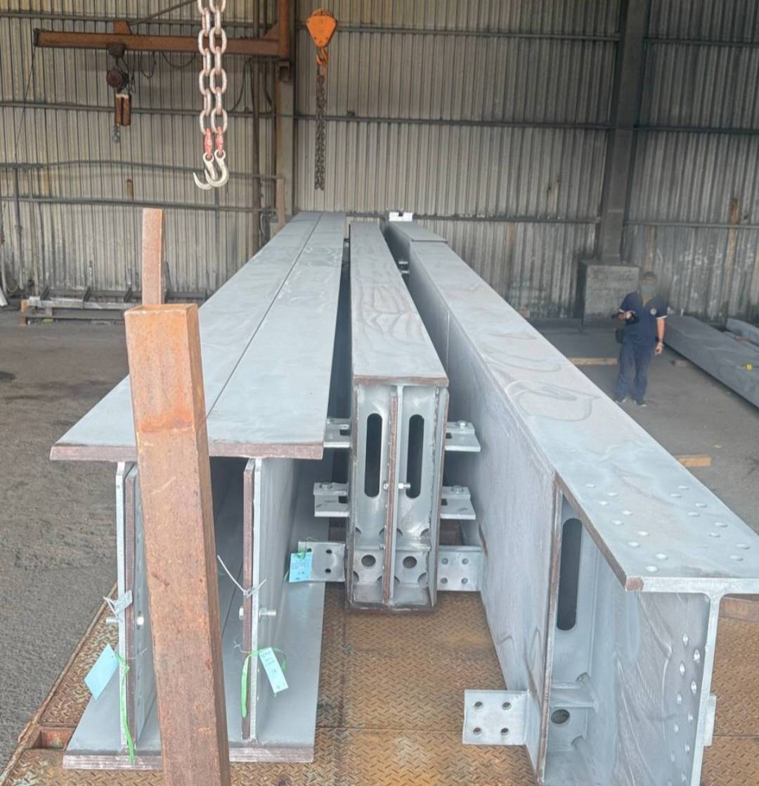 高雄吊掛鋼架出狀況　當場砸死1女、1男骨折