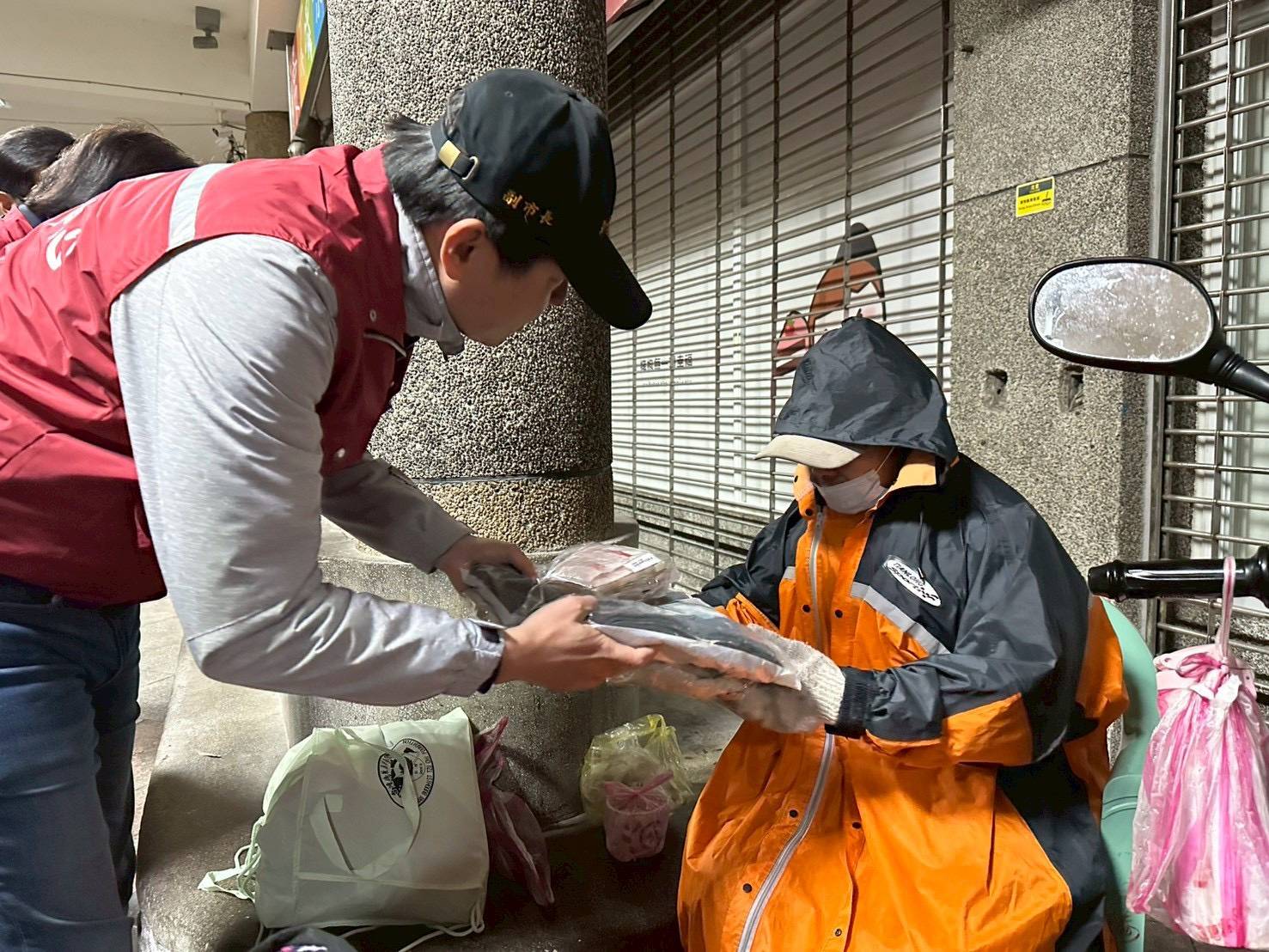 強烈大陸冷氣團來襲 新北啟動街友與獨居老人低溫關懷 強烈大陸冷氣團來襲 新北啟動街友與獨居老人低溫關懷