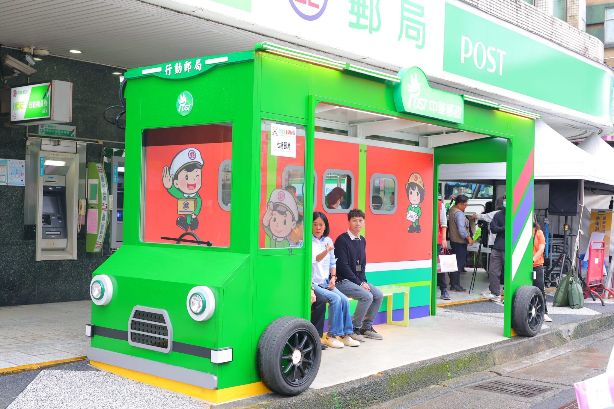 基隆第六座公私協力候車亭 行動郵車造型在七堵閃亮登場 基隆第六座公私協力候車亭 行動郵車造型在七堵閃亮登場