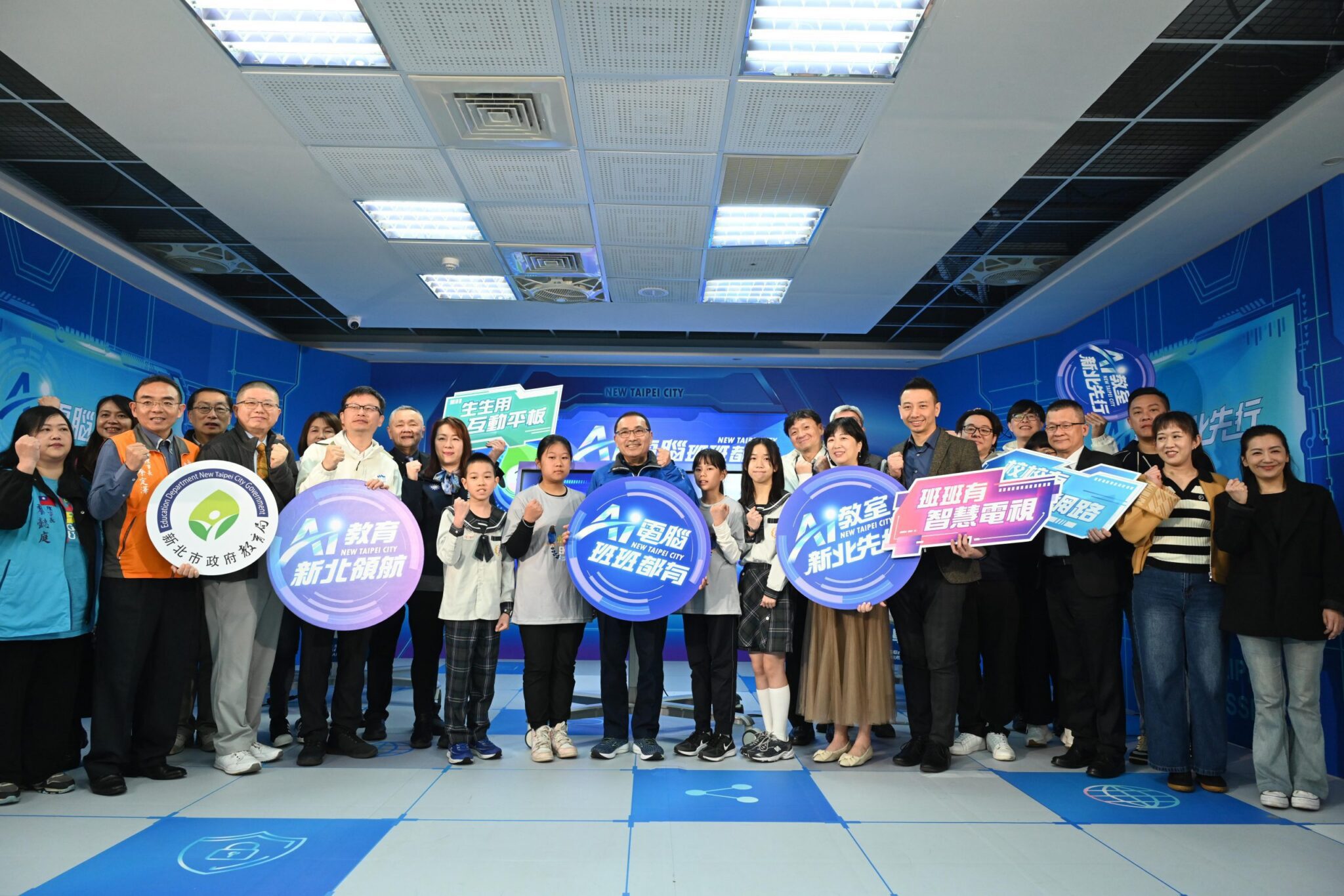 新北校園智慧教室再升級　侯友宜：AI電腦班班都有、AI教室新北先行