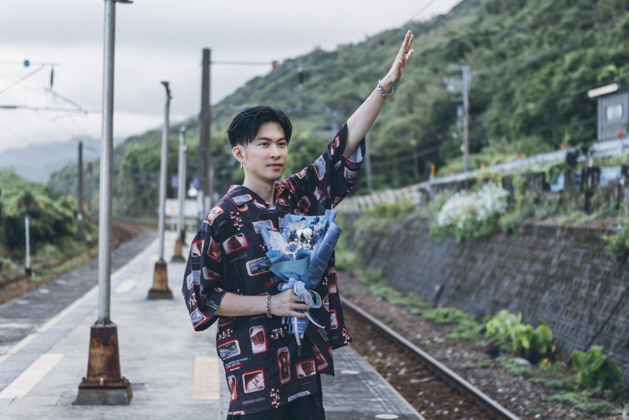 ChrisFlow唐仲彣拿鮮花尋覓有緣人 把新歌當成告白情歌 ChrisFlow唐仲彣拿鮮花尋覓有緣人 把新歌當成告白情歌