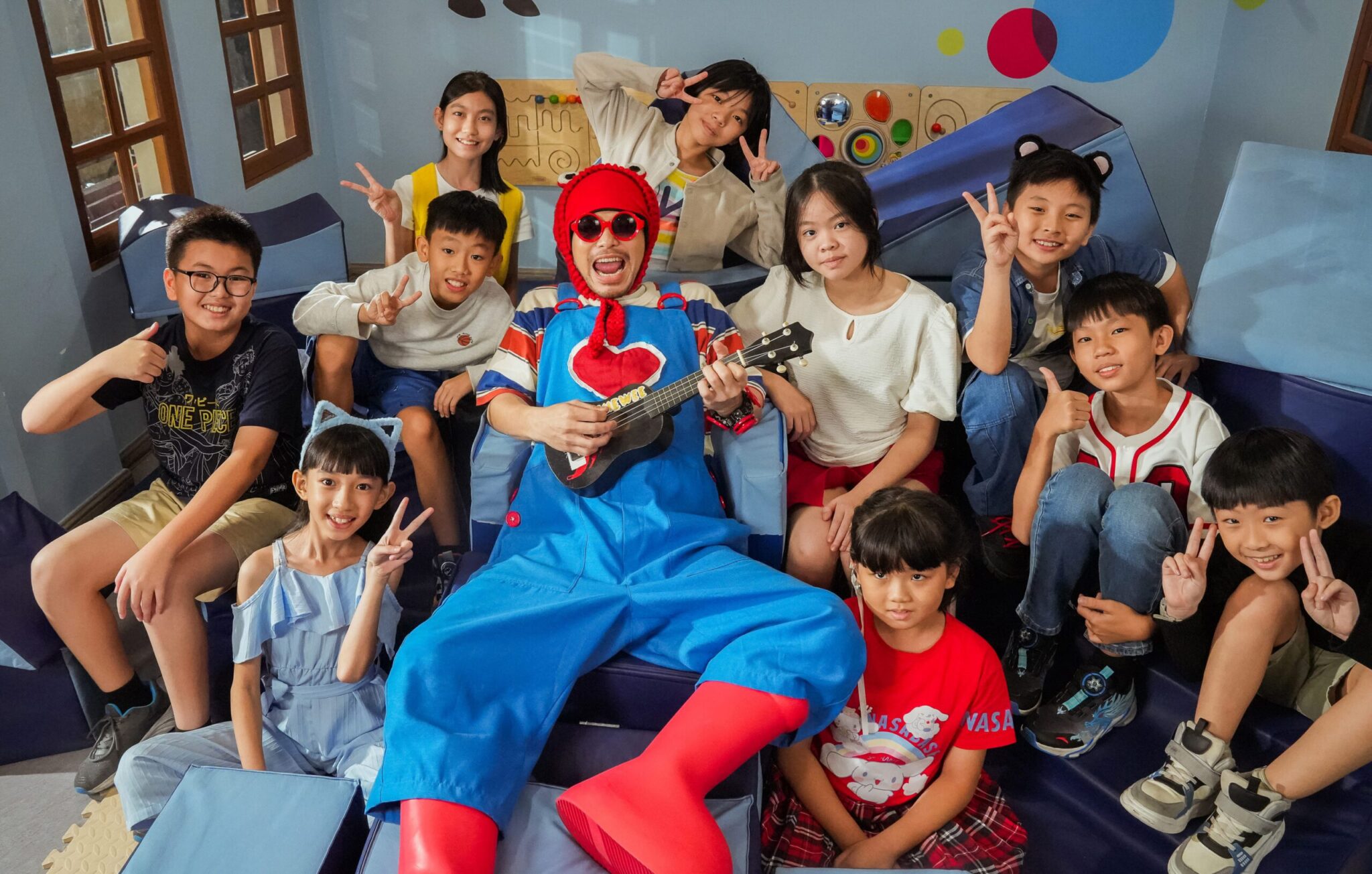 黃明志兒歌暗黑化 蟑螂亂飛 小朋友集體落淚