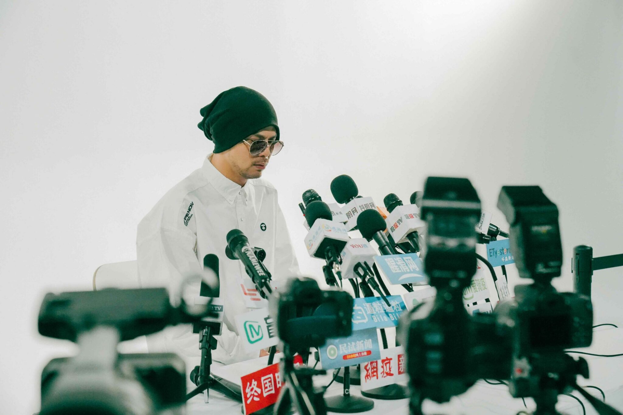 黃明志拍MV想入非非 道歉 崩潰落淚 還脫內褲潛規則 黃明志拍MV想入非非 道歉 崩潰落淚 還脫內褲潛規則