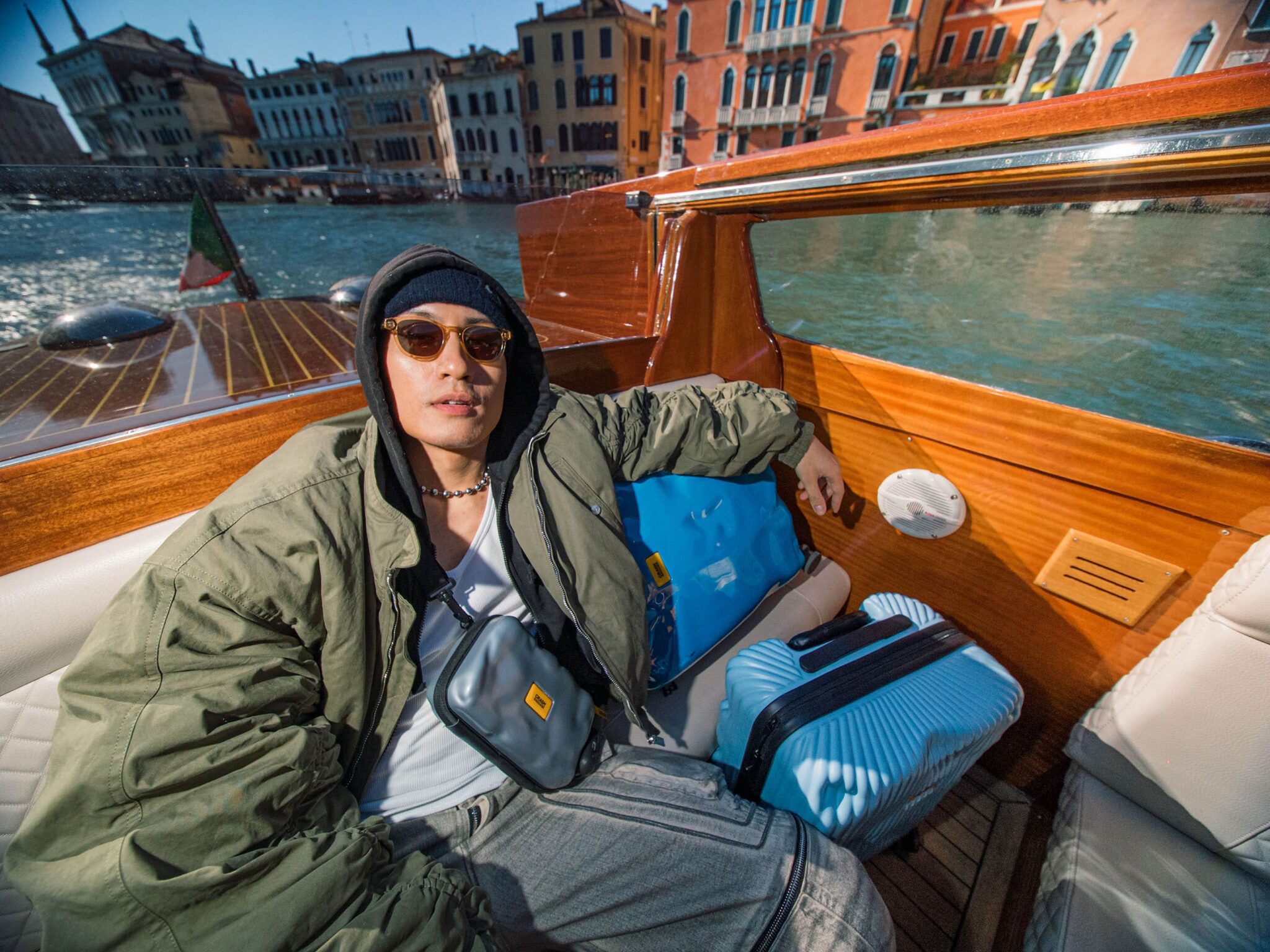 黃宣遊威尼斯和瘋狂老外坐「貢多拉」 小舟穿梭水鄉澤國 黃宣遊威尼斯和瘋狂老外坐「貢多拉」 小舟穿梭水鄉澤國