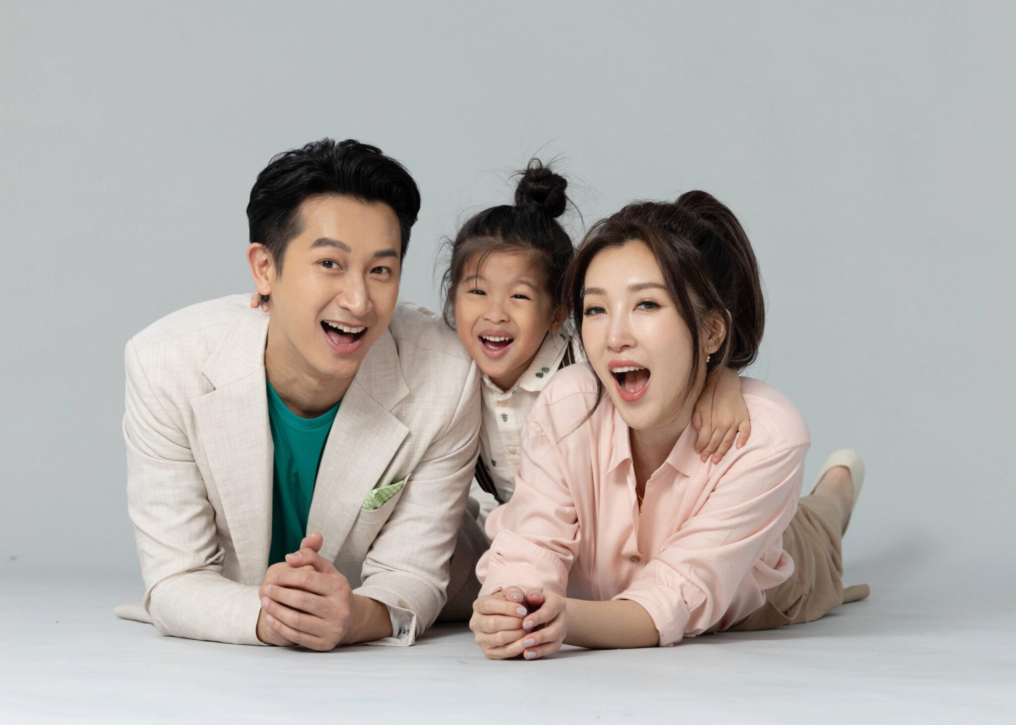 Darren 邱凱偉愛家好形象 帶領全家合體代言拍廣告