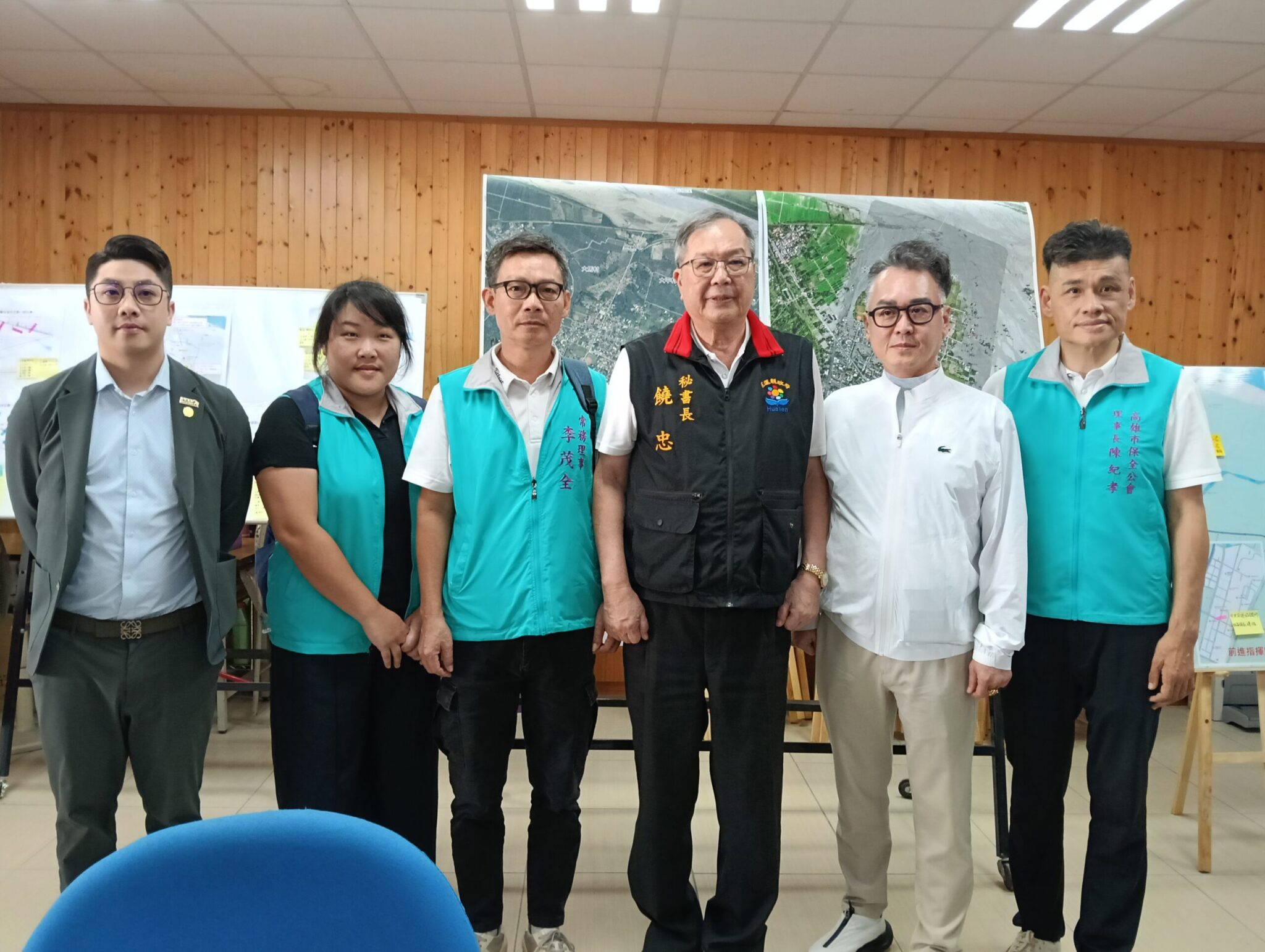 高雄市保全公會及顧問捐款後與縣府饒忠秘書長合影。