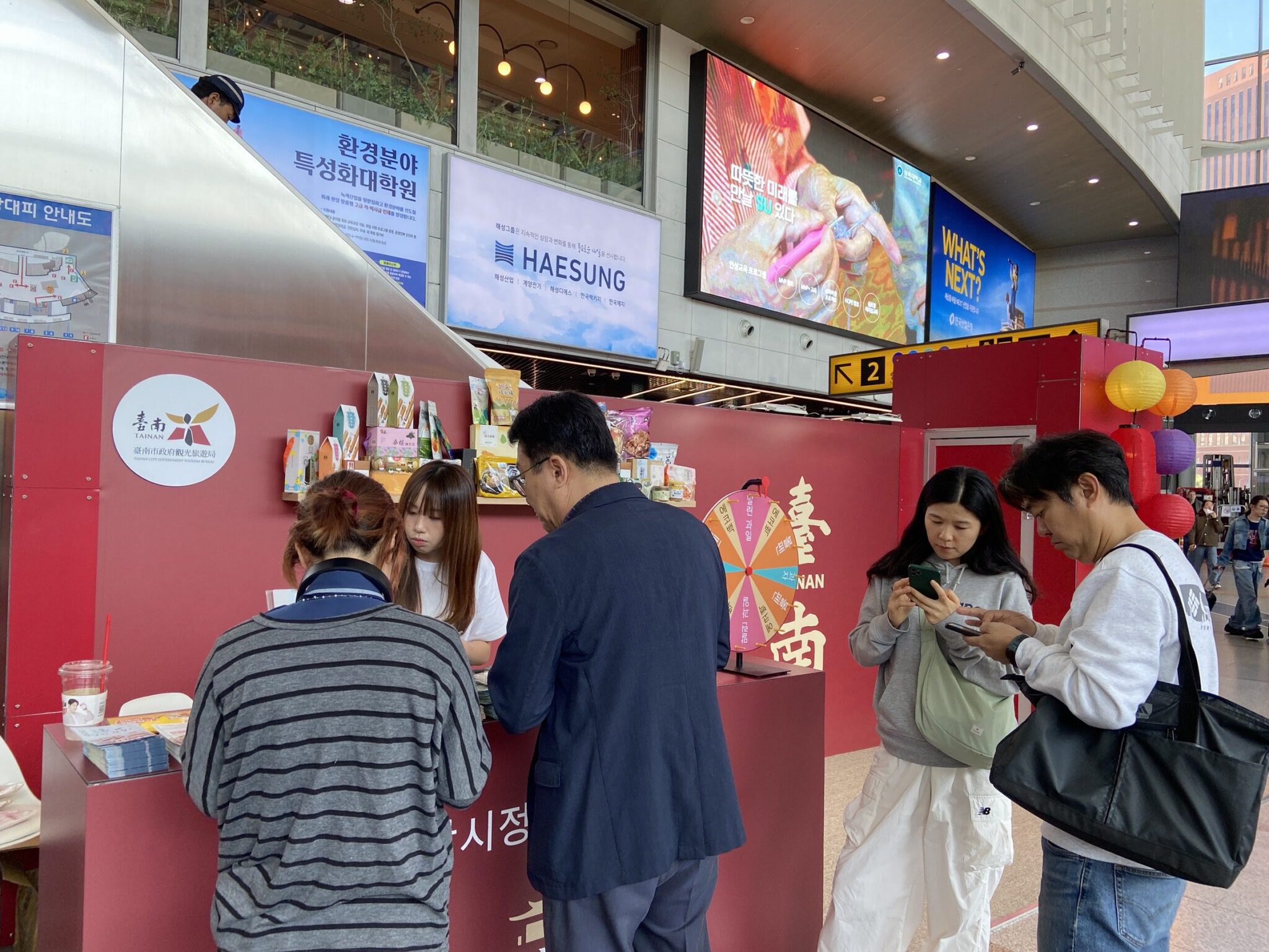 臺南觀光亮相首爾火車站！古都紅磚、神農街彩燈 韓國旅客互動打卡