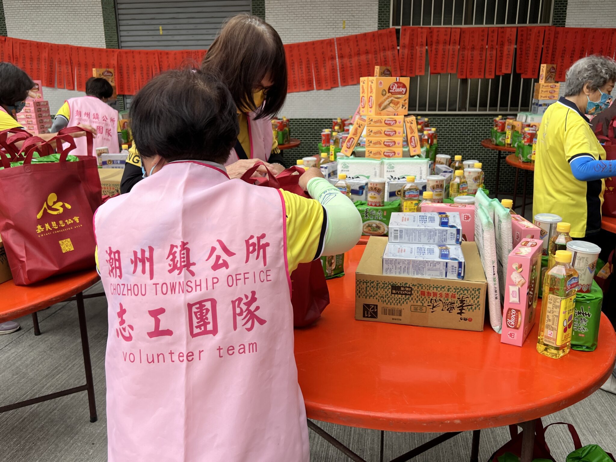 嘉義慈悲協會燃燈節「上供下施」　放流20萬魚苗、攜手公所發放關懷物資