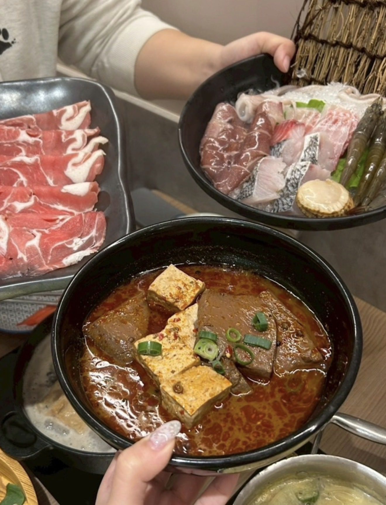 新年第一鍋就吃這　新光三越高雄左營店1/10彩虹市集4F 　這一小鍋全新改裝登場 火鍋控注意　開幕首三日打卡即享鍋物　買一送一最強優惠