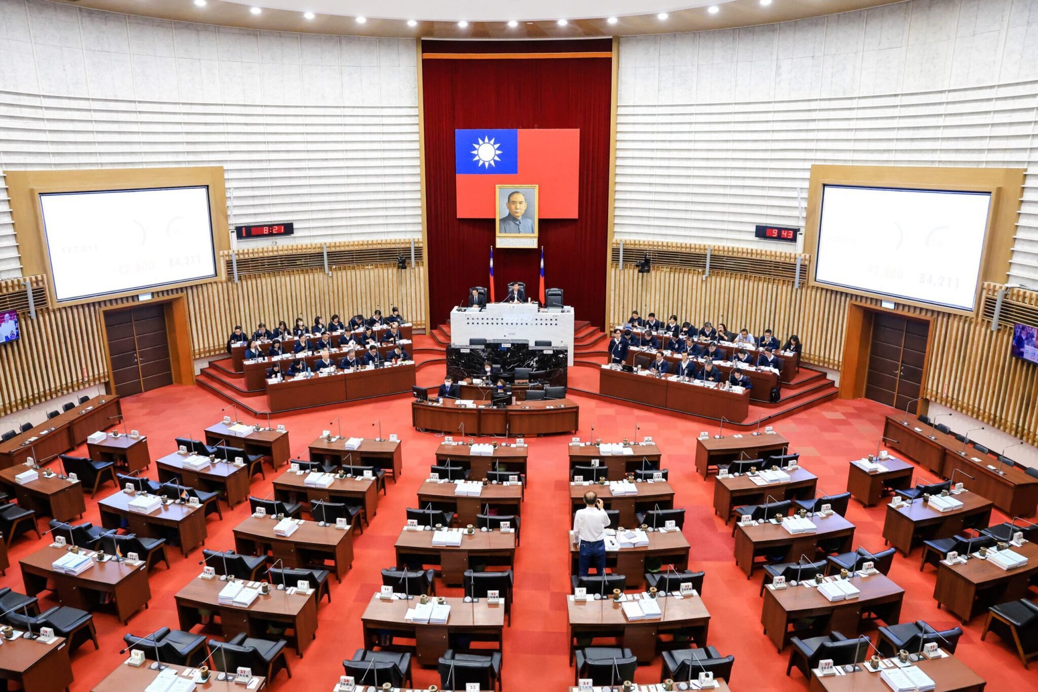 高中職以下普通教室建置大型觸控顯示器 陳其邁允諾加速完成 高中職以下普通教室建置大型觸控顯示器 陳其邁允諾加速完成