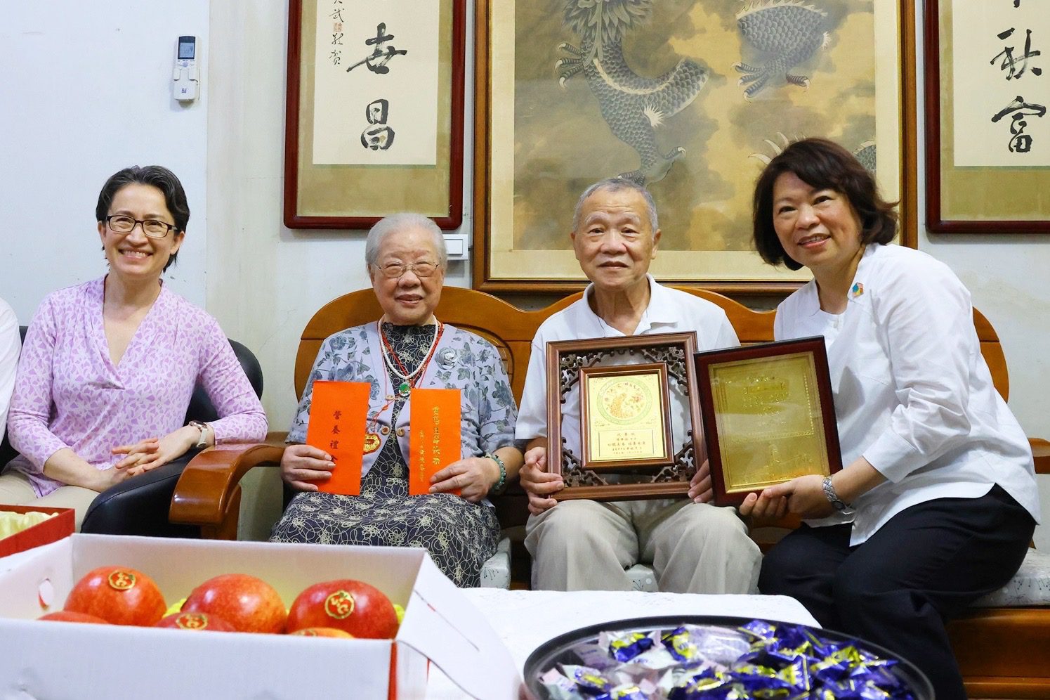 黃敏惠偕蕭美琴訪百歲人瑞　致贈重陽賀禮傳遞敬老心意