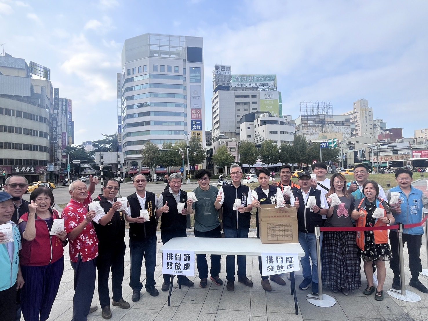 購物節挺台中豬 500份排骨酥秒殺 鐵道市集加碼抽豬肉禮包