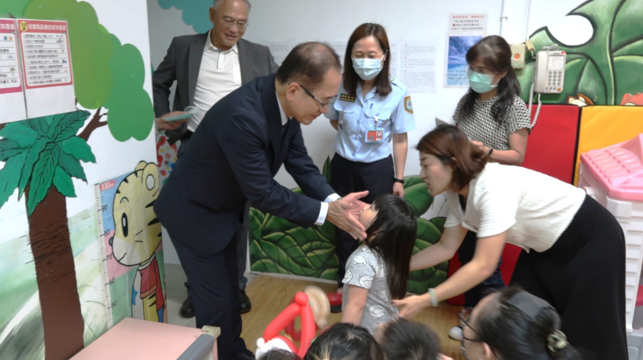 聖誕前夕的一份溫柔：矯正署長走進高女監，關懷同仁也牽掛「孩子的明天」