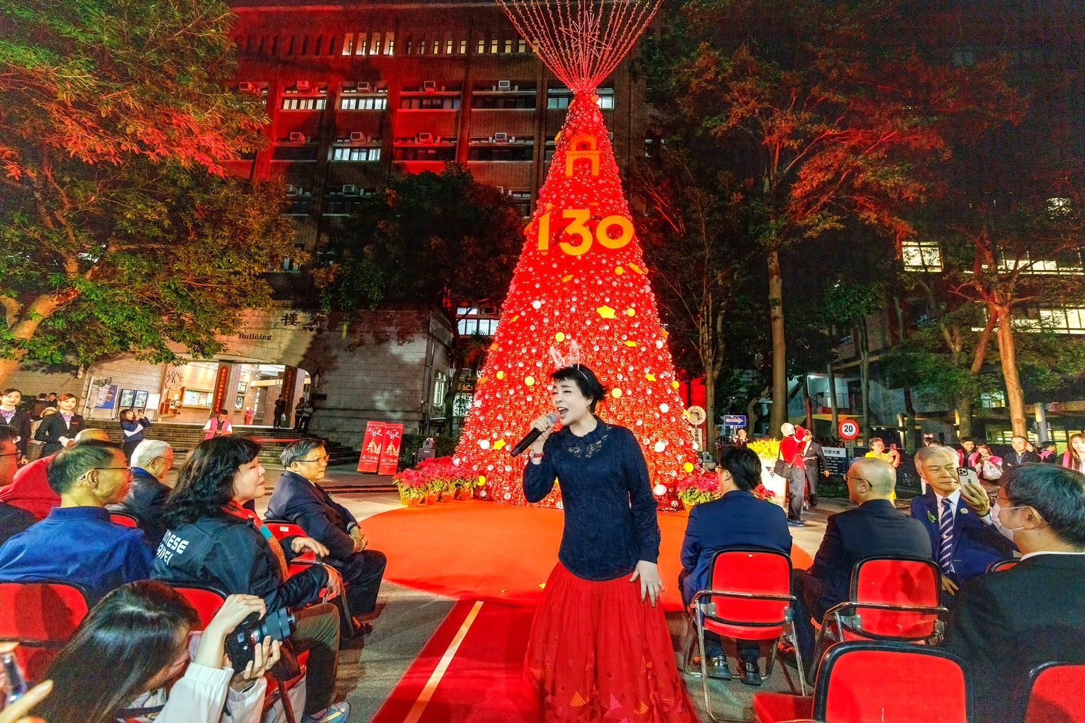 紅運當頭！ 15米巨型聖誕樹點亮國北教大　金蛇年迎來最火紅聖誕季！