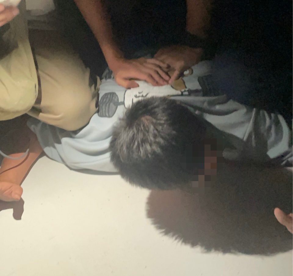 警方壓制逮捕藍男。警方提供