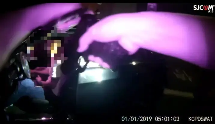 高雄暗夜槍響！自小客車拒檢撞警車　警開6槍制止