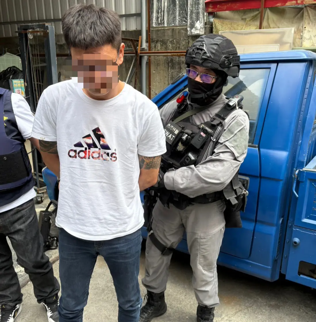 警方在台南市永康區逮捕拒檢逃逸的黃男。翻攝畫面