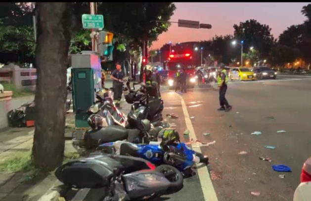 高雄市發生7旬翁駕車衝撞待轉區機車車禍，釀1死8傷。翻攝畫面