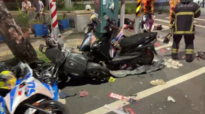 高雄市發生7旬翁駕車衝撞待轉區機車車禍，釀1死8傷。翻攝畫面