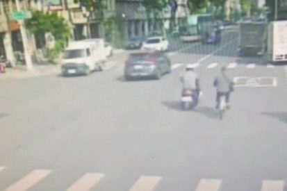 張員騎車經過路口。翻攝畫面