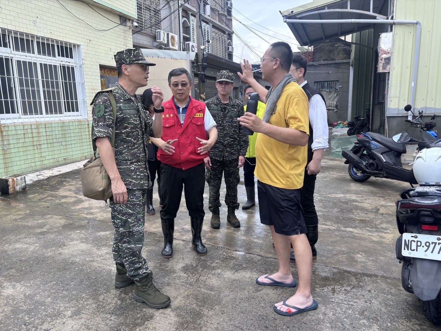 昨旗津污水爆管致住戶淹水　高市府與國軍協力　今出動百人協助住戶復原家園