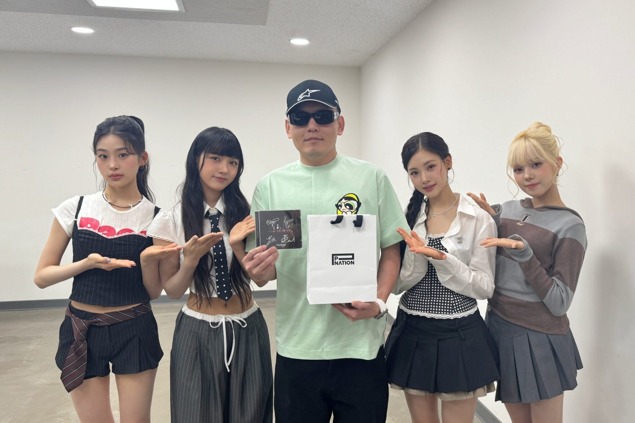 台中首度舉辦「K-Pop Masterz2025」演唱會 副市長鄭照新親送台中四寶 春風送上百年肉圓