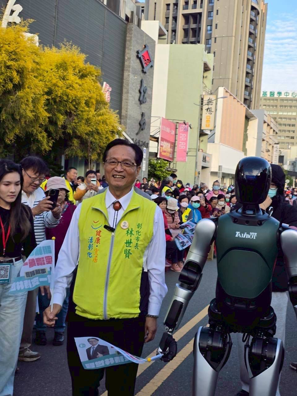 人形機器人現身、九把刀柯爸站台力挺　林世賢拚黨內初選 誓言用科技產業翻轉彰化縣經濟