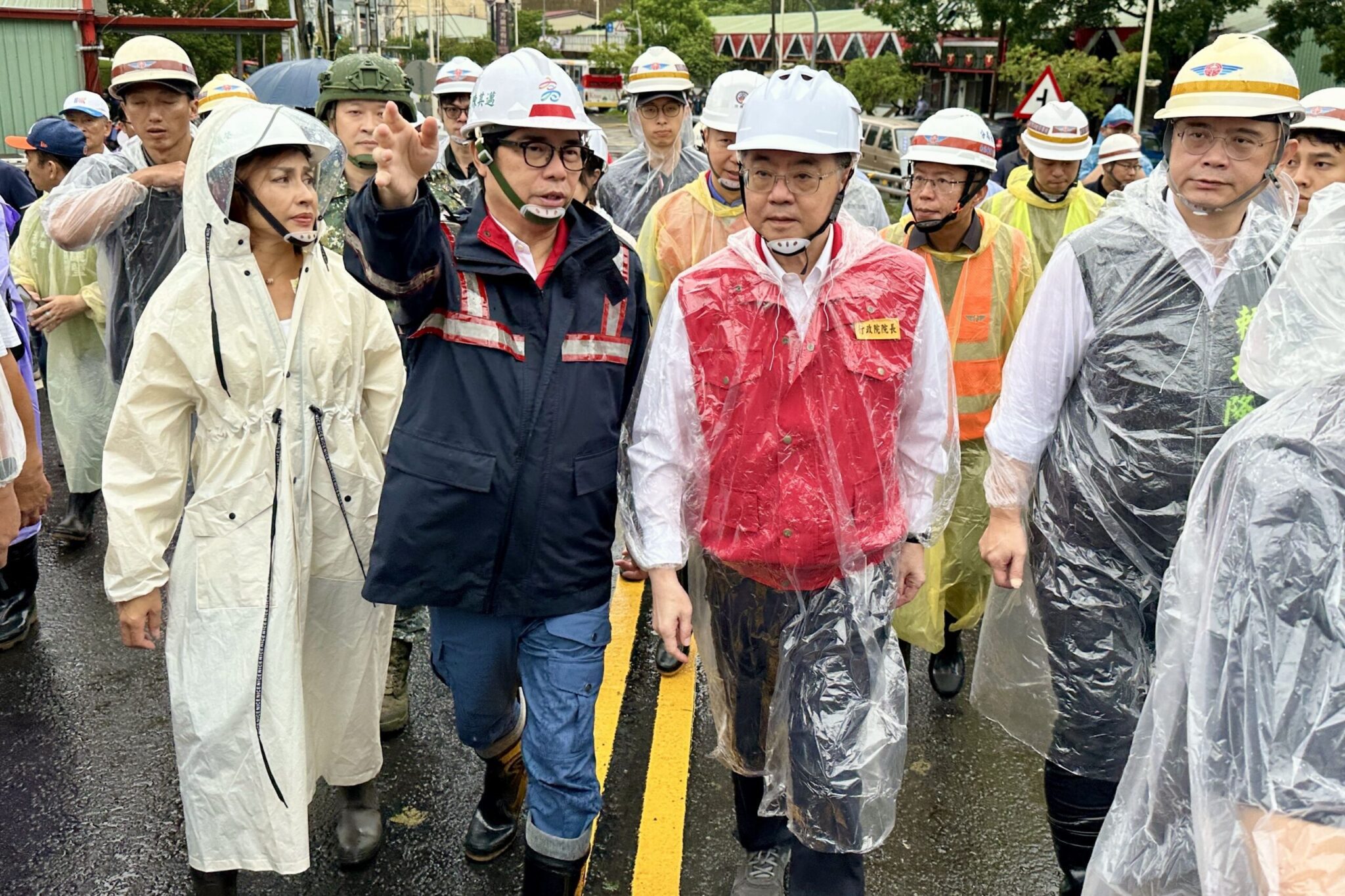 陳其邁陪同行政院長視察六龜山區　盼0728豪雨納入丹娜絲颱風特別條例　加速災區重建腳步