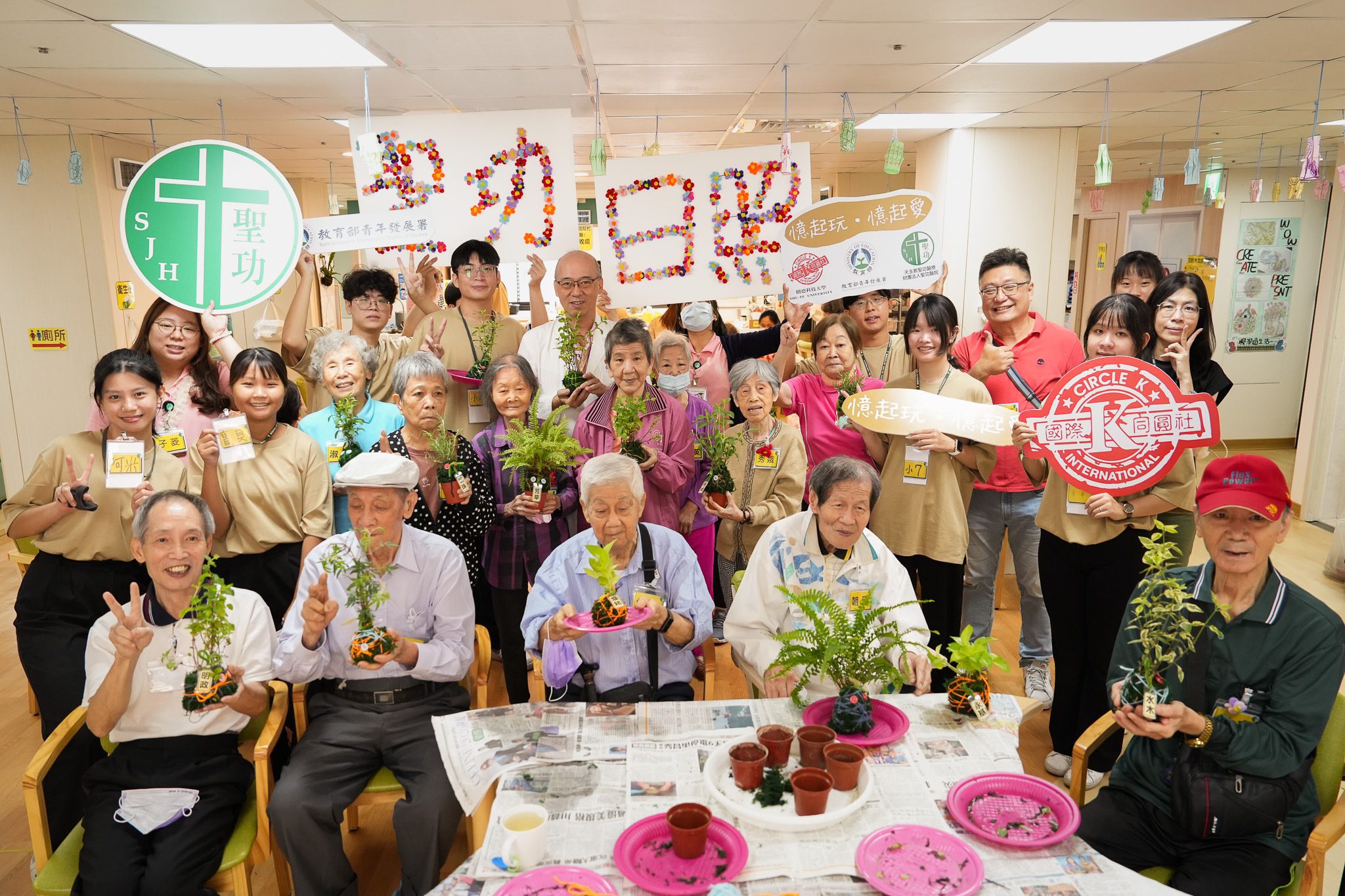 大學生伴爺奶做水苔球　聖功日照中心變身植物園