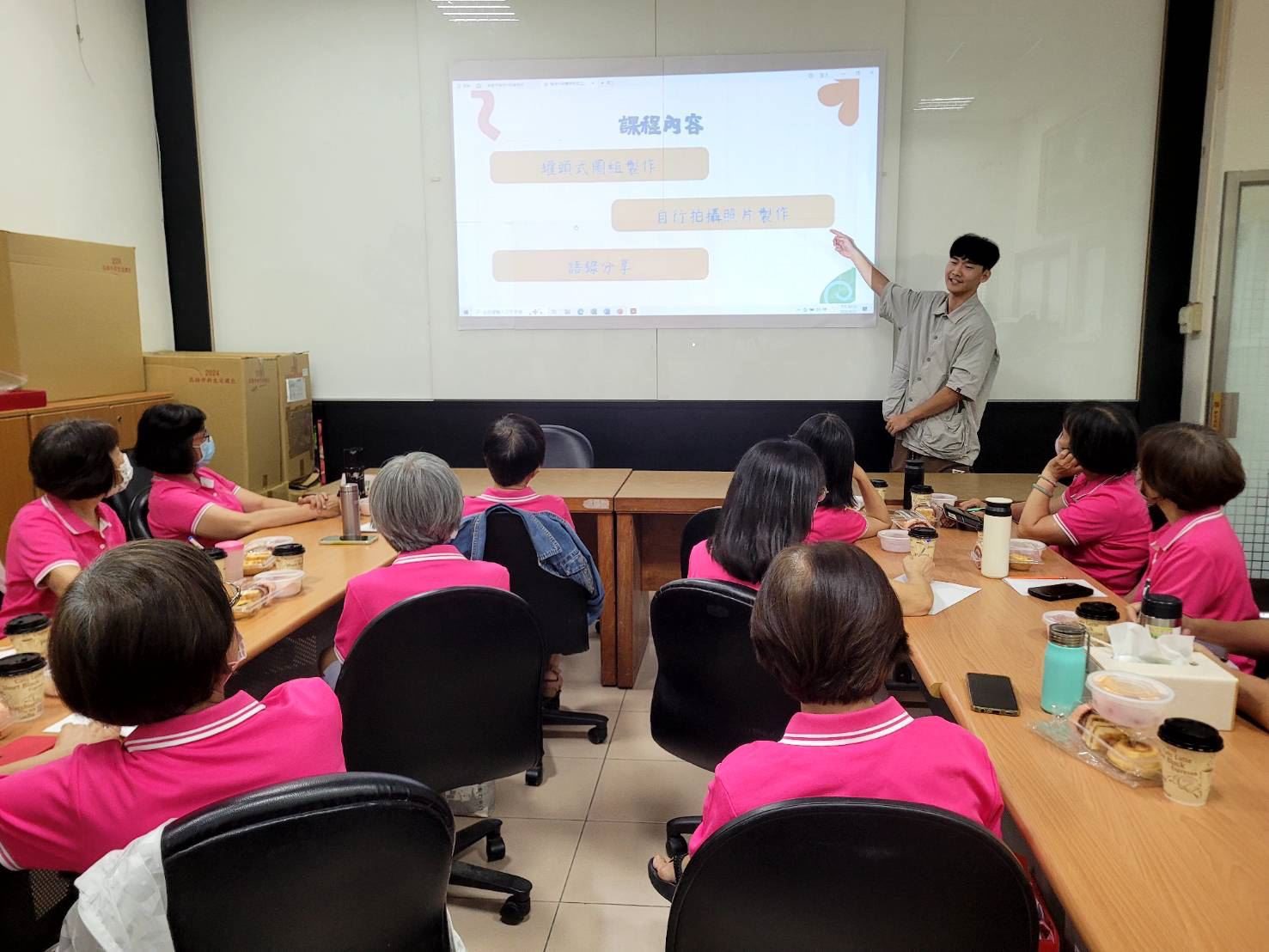 從防詐到自拍　楠梓戶政推青銀共學　讓志工變身科技達人