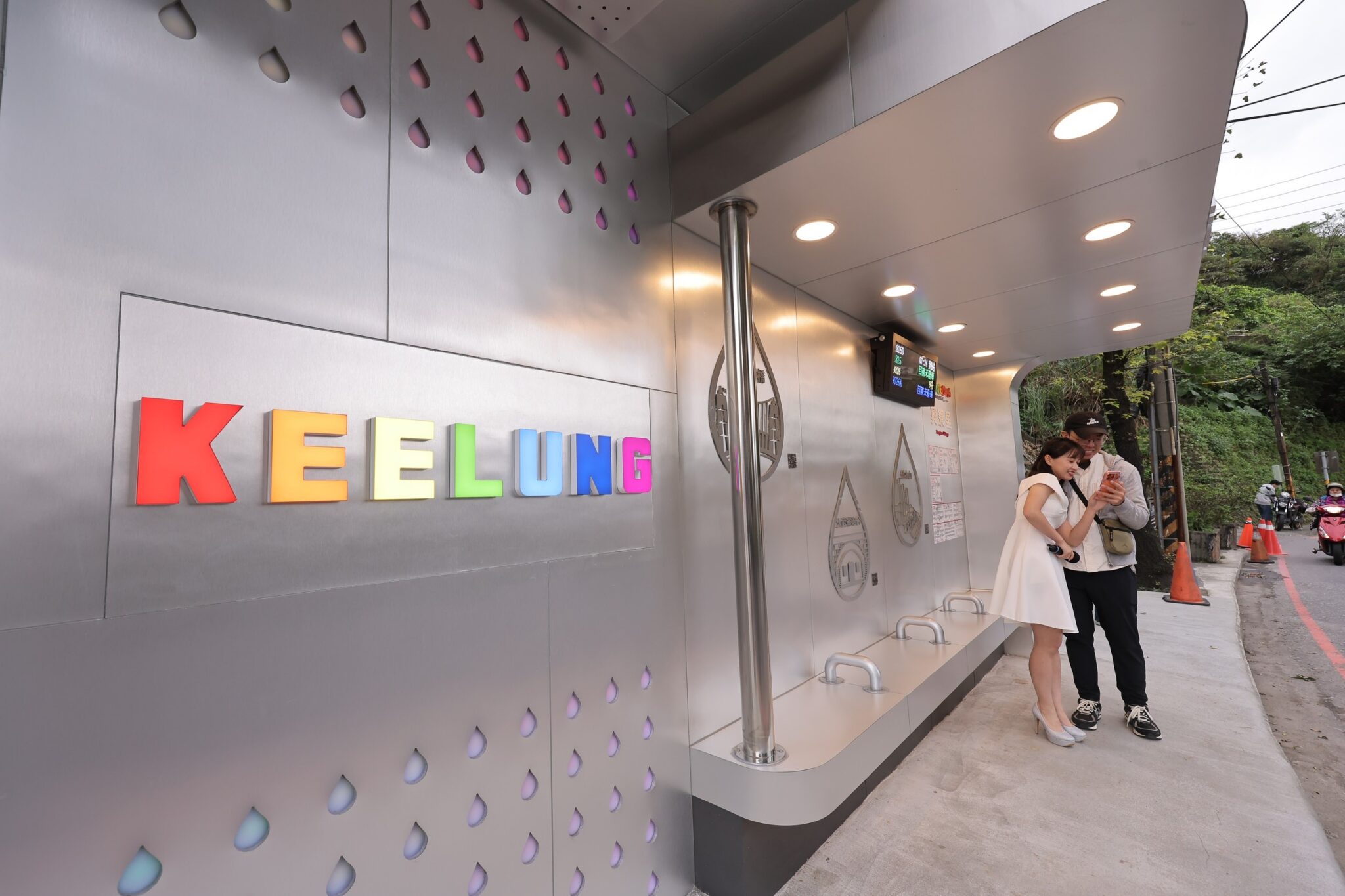 協力候車亭再+1　基隆在地企業設計特色浴室不銹鋼候車亭