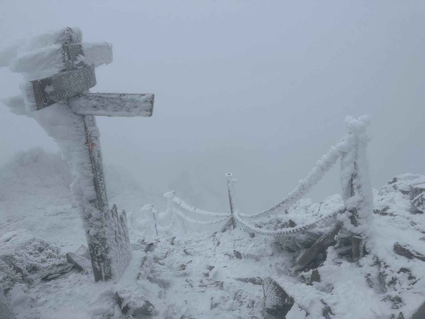 玉山國家公園115年元旦起實施雪季服務管理　籲請山友強化雪地裝備與風險意識