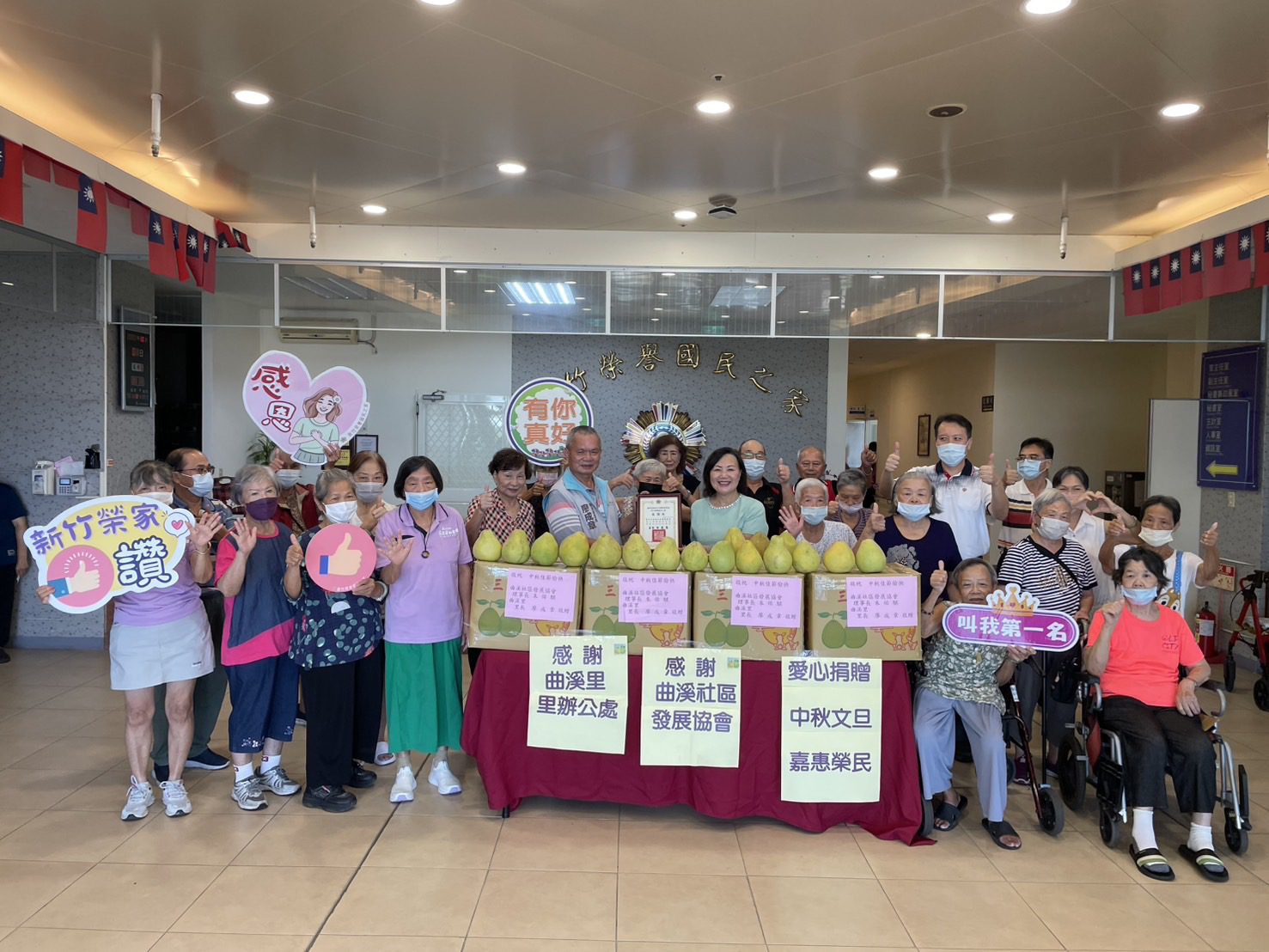 曲溪社區攜手里長贈文旦　陪伴新竹榮家長輩歡度中秋