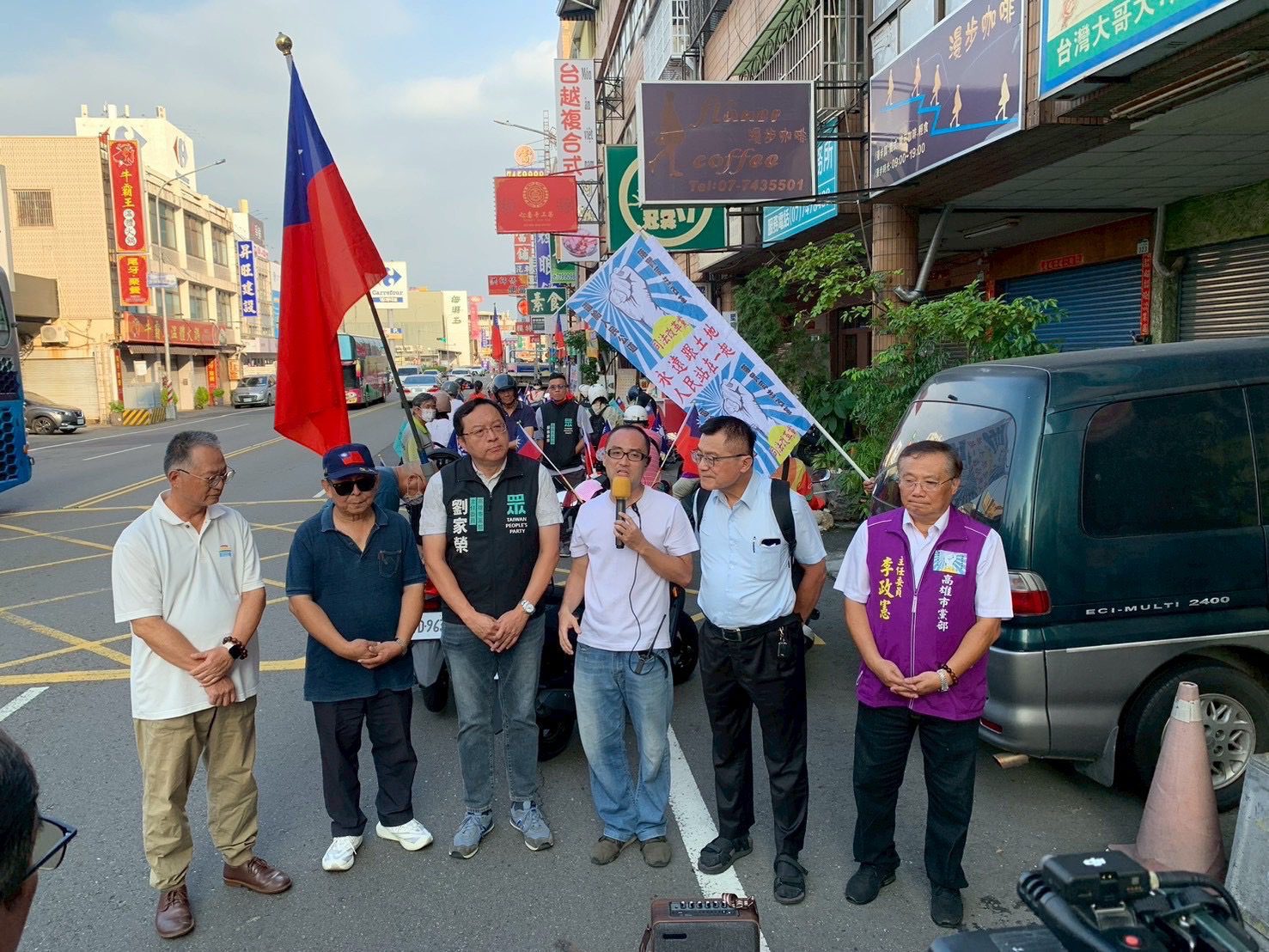 喚醒被遺忘的節日　台灣民眾黨高市黨部車掃慶光復節
