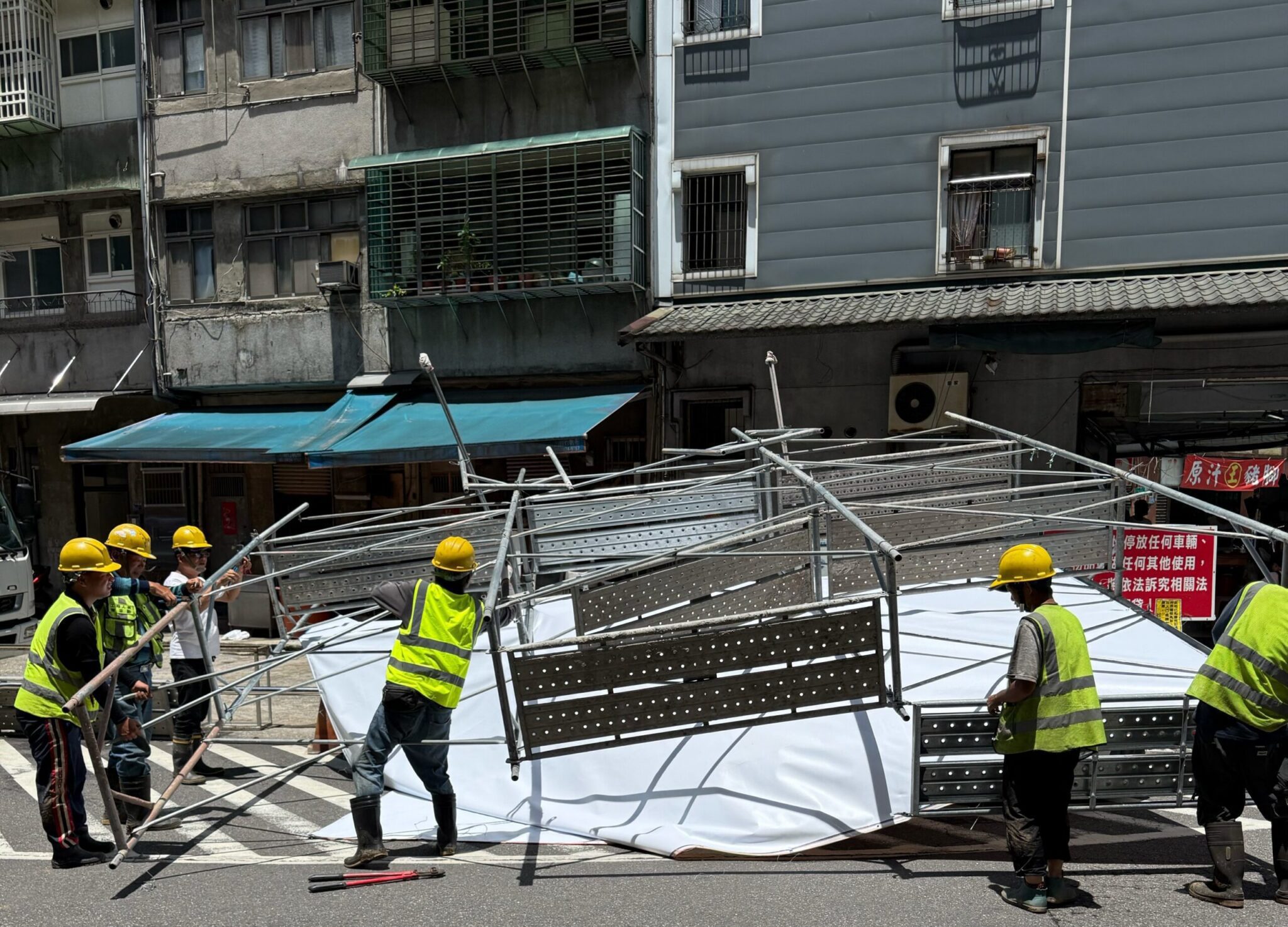 颱風強風吹倒違規看板 基隆市府急排險開罰