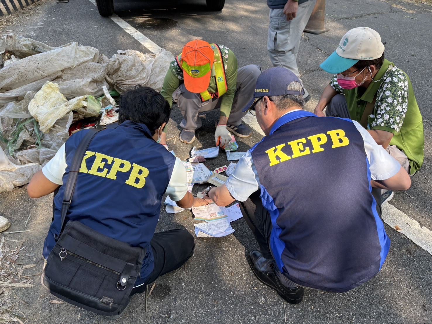 月世界山坡遭棄置大量垃圾 環保局立即動員清除 並全面追查不法來源 月世界山坡遭棄置大量垃圾 環保局立即動員清除 並全面追查不法來源