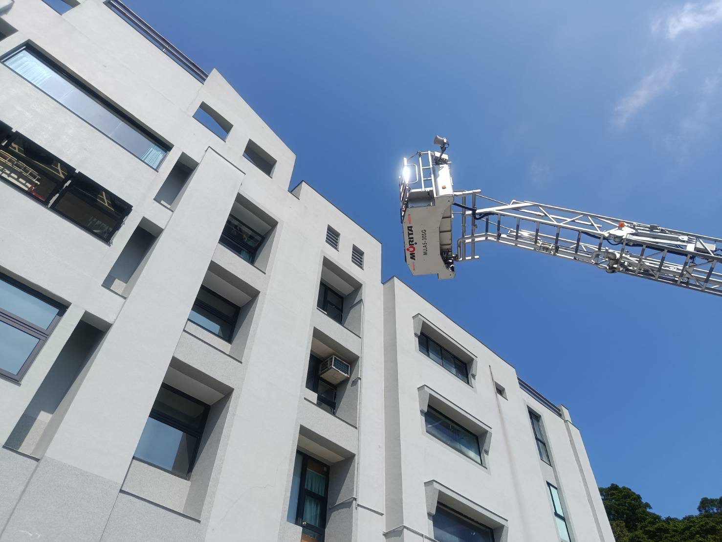 長距離佈線實兵驗證搶救　基隆警消大樓火災演練強化救災應變