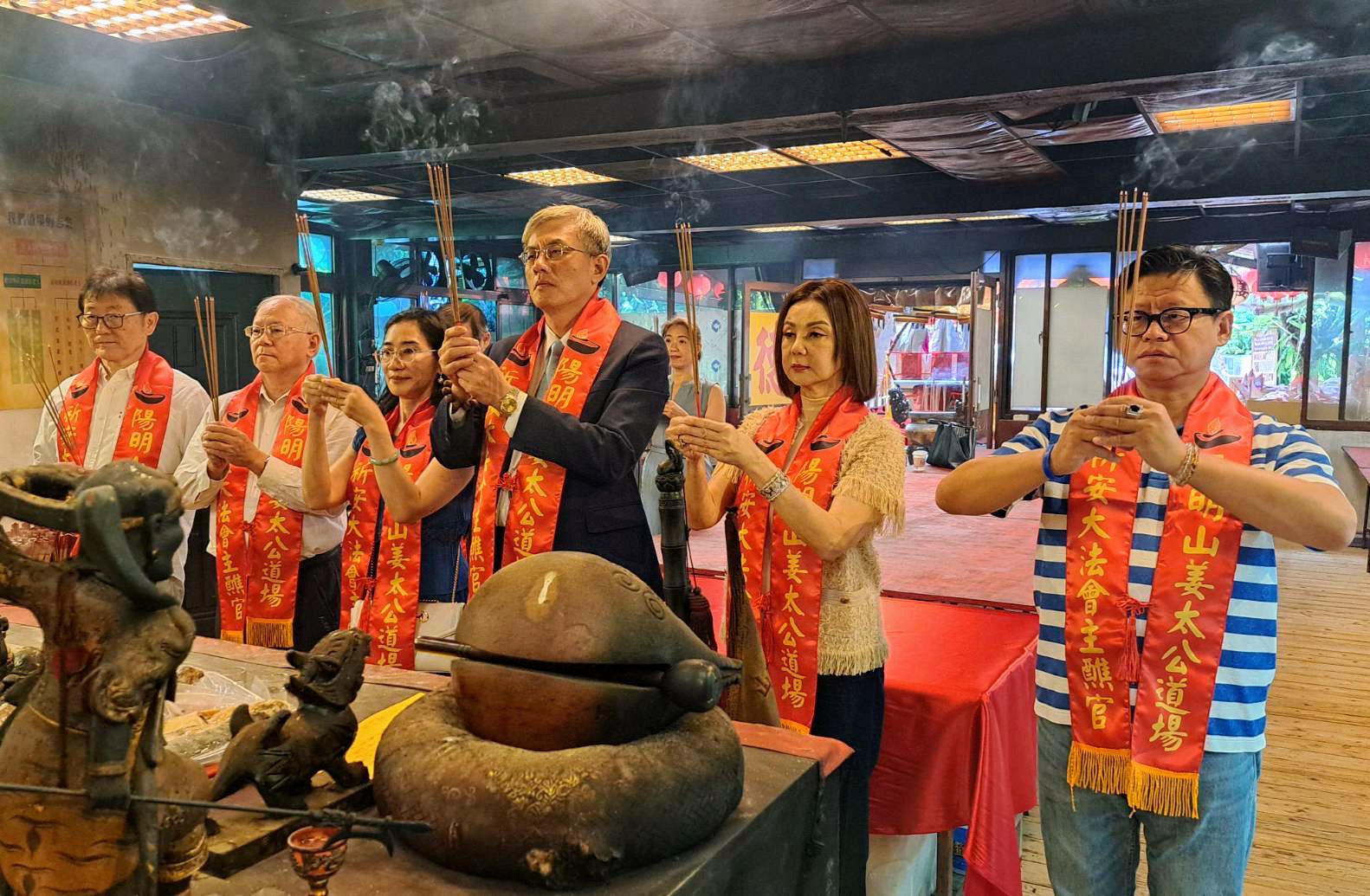 慕名七星燈神威　謝玲玲參拜陽明山姜太公道場