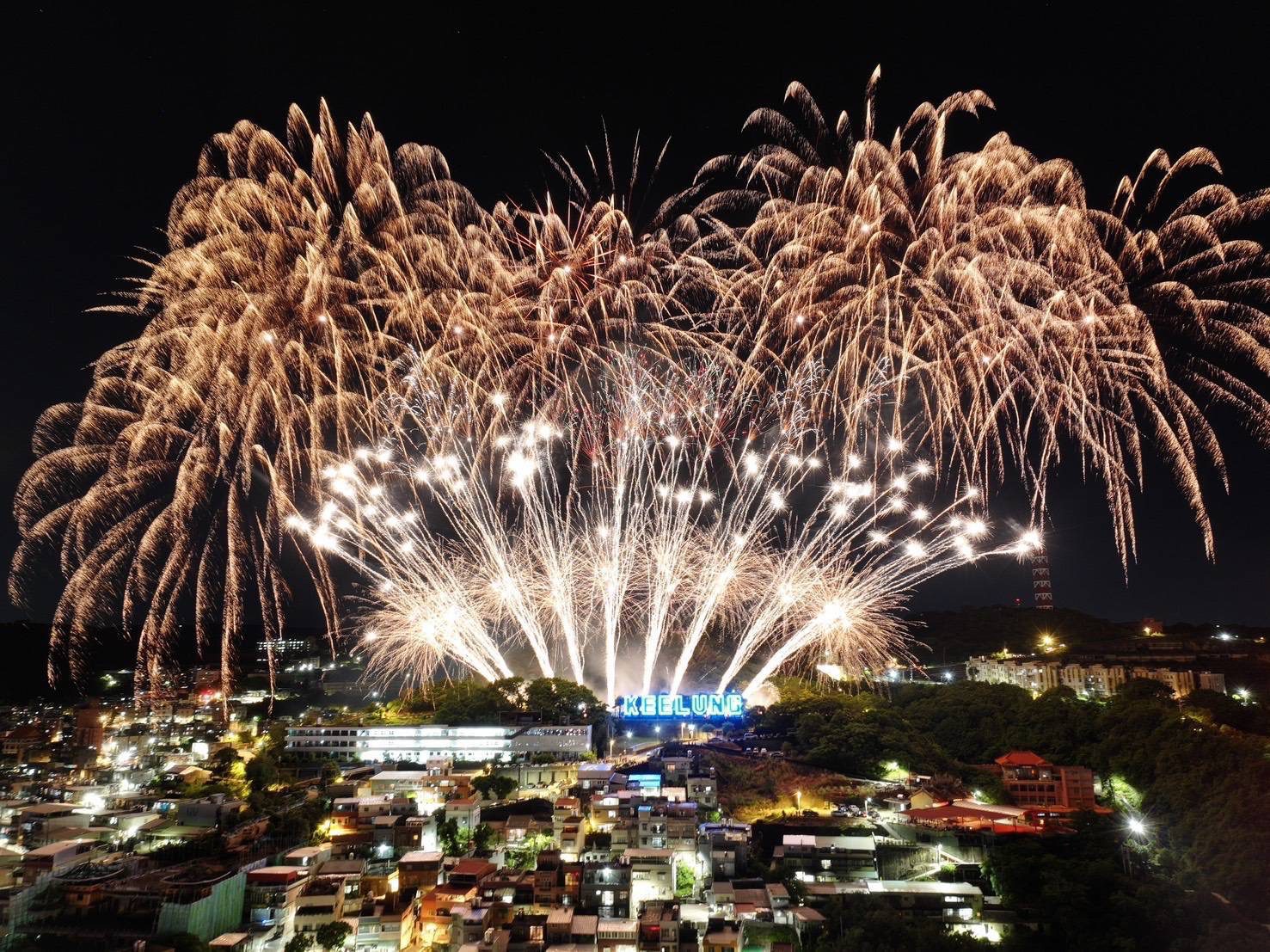 共同見證浪漫時刻 無人機與煙火合奏寫下「雨港」城市告白 共同見證浪漫時刻 無人機與煙火合奏寫下「雨港」城市告白