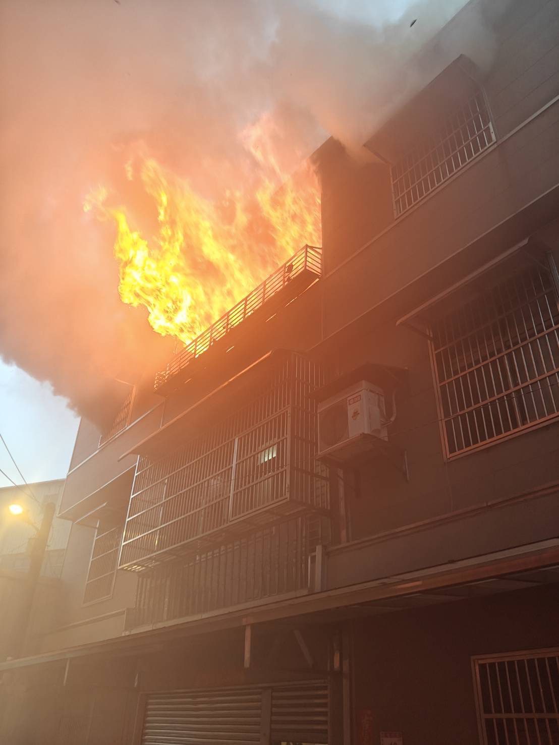 中壢透天厝清晨惡火　三樓鐵窗阻逃生　媳婦與4童葬身火窟