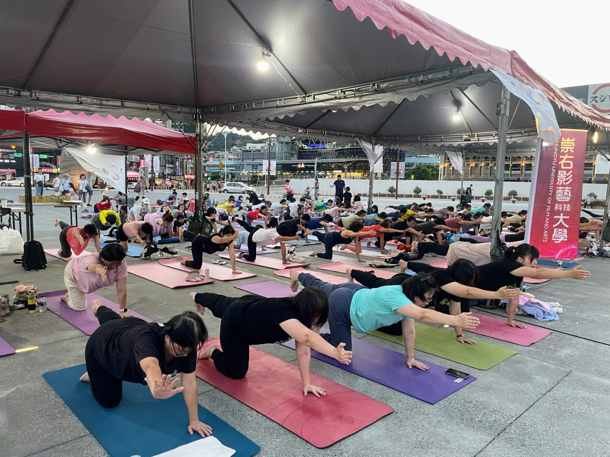 基隆港畔徜徉音樂瑜珈　200份瑜珈墊相送民眾體驗療癒時光
