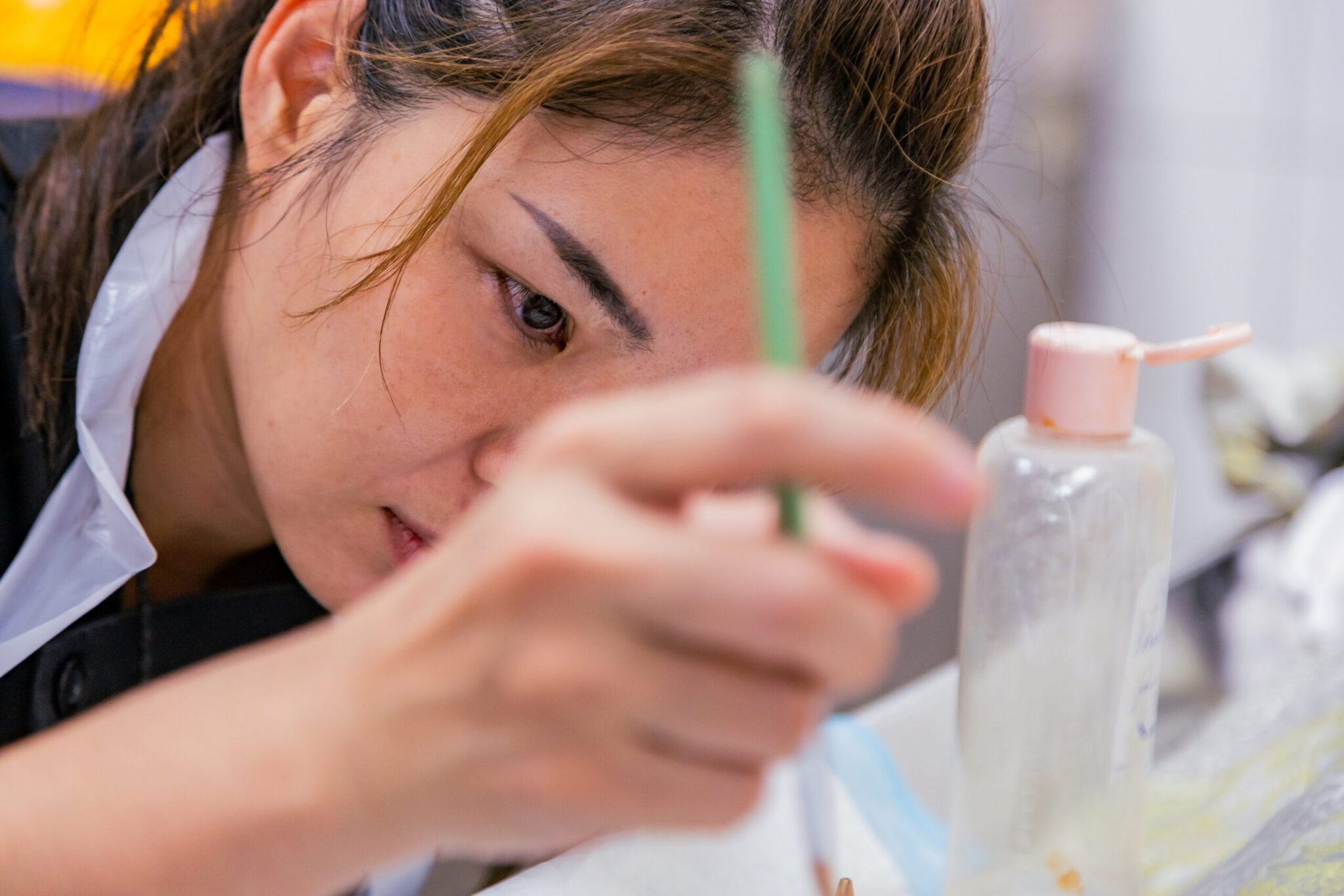 微光在他們身上也凝結在鏡頭裡 　洪家和《角落的光》40位志工的攝影紀實