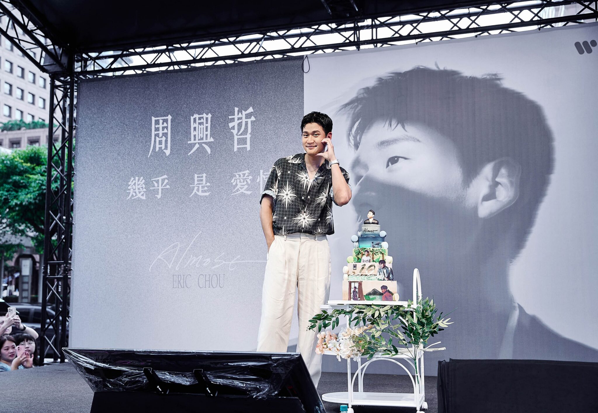 周興哲寫給小興星的11封情書 台北簽唱人潮炸裂 巨型蛋糕提前慶生