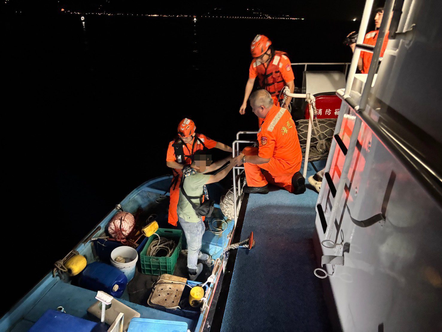 漁船擱淺燭台嶼驚魂　海巡深夜成功救援47人
