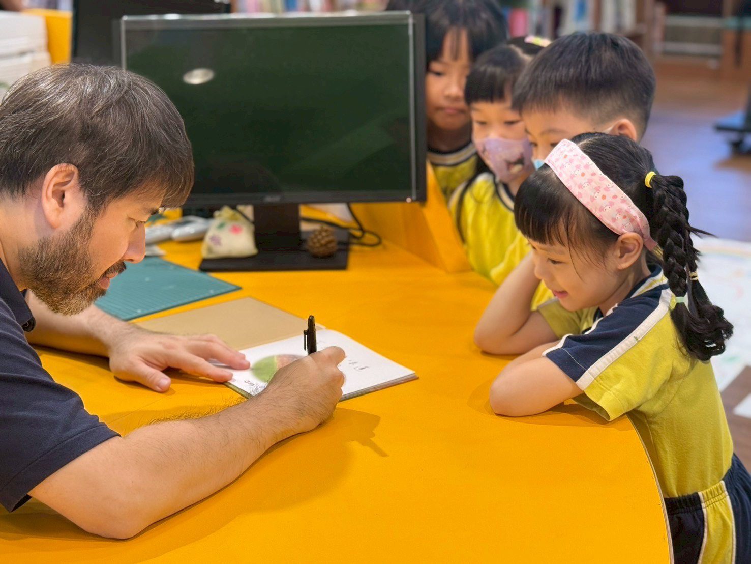 全國唯一!謝國樑贈送「雨」味繪本 讓每位大班畢業生記得家鄉味! 全國唯一!謝國樑贈送「雨」味繪本 讓每位大班畢業生記得家鄉味!