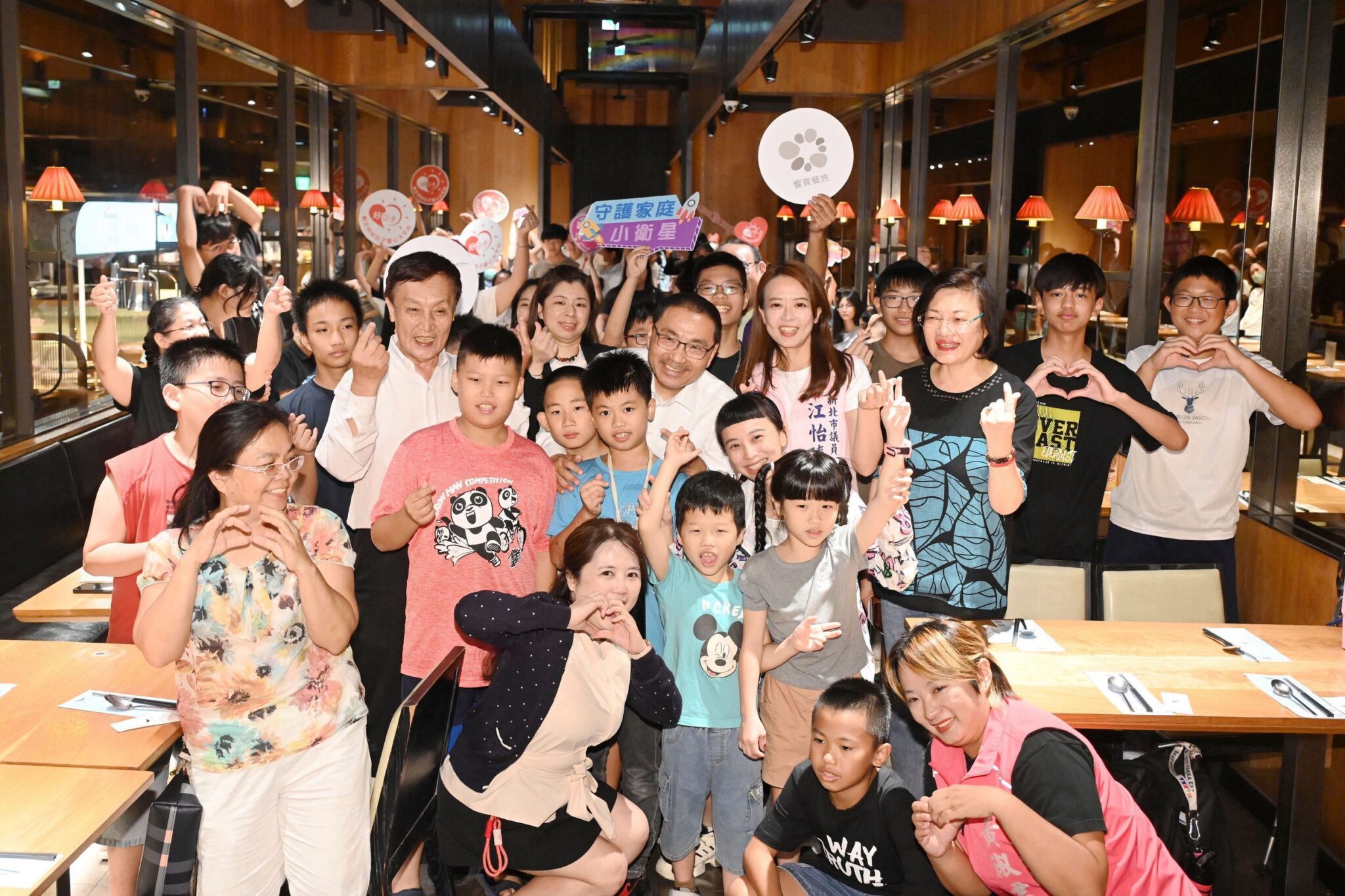 饗食天堂攜手新北再推公益餐會　邀百位小衛星兒少享用　侯友宜現身與孩子親切互動