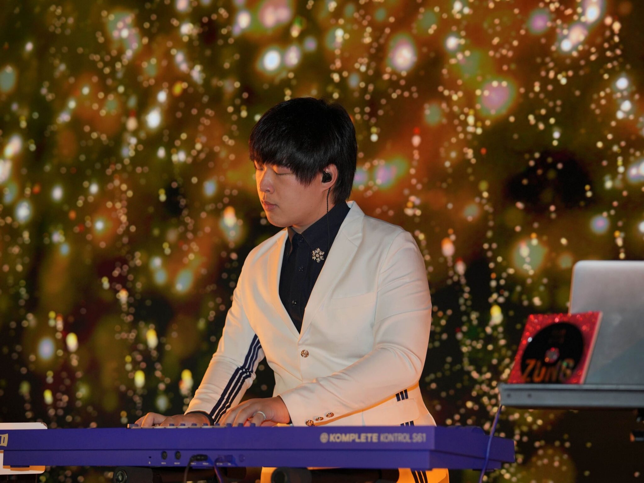 最年輕音樂家開箱又一樁 奧運規格「泳池」前演奏差點下水 最年輕音樂家開箱又一樁 奧運規格「泳池」前演奏差點下水